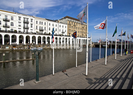 La rivière Alster et Alsterarkaden arcades à Hambourg, Allemagne Banque D'Images