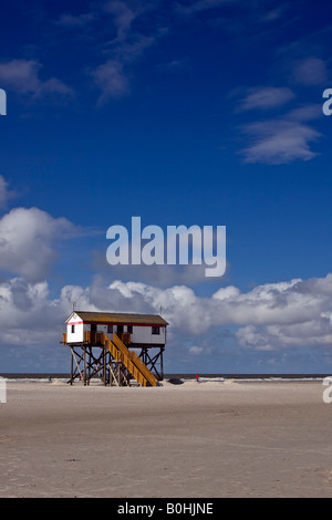 Bâtiment sur pilotis la plage de la station balnéaire de Saint Peter Ording, maison construite sur pilotis en bois, côte de la mer du Nord, au nord Frisi Banque D'Images