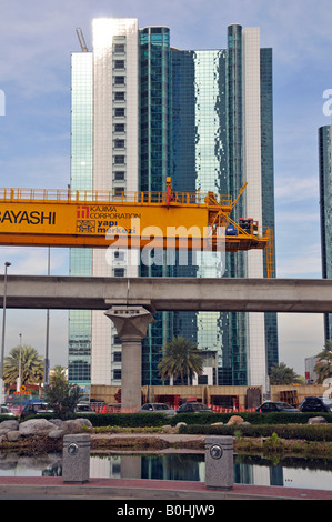 Site de construction du nouveau métro de Dubaï city train en face d'un immeuble de grande hauteur, d'une manière entièrement automatique, sans conducteur de trans masse Banque D'Images