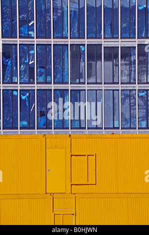 Bureaux de chantier portable jaune en face de la nouvelle Kranhaus 1 office tower, chantier à port Rheinauhafen à Col Banque D'Images