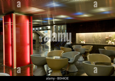 Bar dans le hall de l'hôtel Silken Zentro, un designer de l'hôtel Hoteles Silken group, Saragosse ou Saragosse, Castille, Aragon Banque D'Images