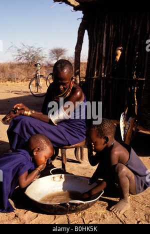 Enfants Masai en dehors de leur lavage dans un village près de Dodoma dans la région de Boma , Rofati, Tanzanie. Banque D'Images