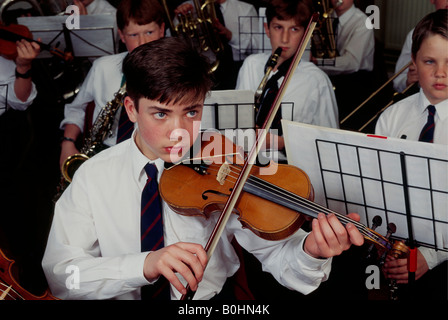 Un garçon à jouer du violon dans l'Orchestre Junior de Highgate School, Londres, Angleterre. Banque D'Images