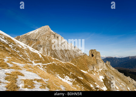 Chemin de montagne et Serlesjoechl Kaelberjoch entre, vue vers Serles Matrei, Maria Waldrast, Matreier Grube, Tyrol, Autriche, Banque D'Images