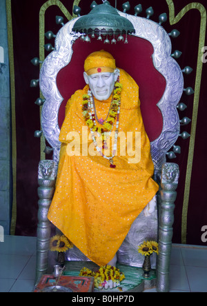 Portrait de Sai Baba de Shirdi Sai au temple de Dwarka où les dévots viennent de présenter leur pèlerinage de prières d'adoration. Banque D'Images