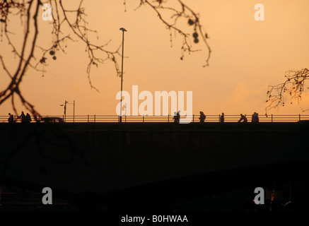 Les piétons marchant sur Waterloo Bridge au coucher du soleil, Londres Banque D'Images