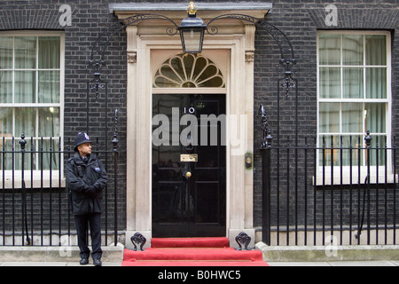 Nombre de gardes armés policier 10, Downing Street, résidence officielle du Premier ministre britannique London UK Banque D'Images