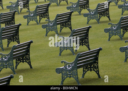 Bancs à l''hippodrome d''Ascot Berkshire England Royaume-Uni Banque D'Images