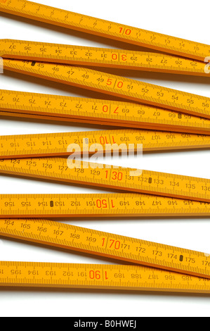 Au fil isolé blanc jaune du menuisier avec règle numéros centimètres Banque D'Images