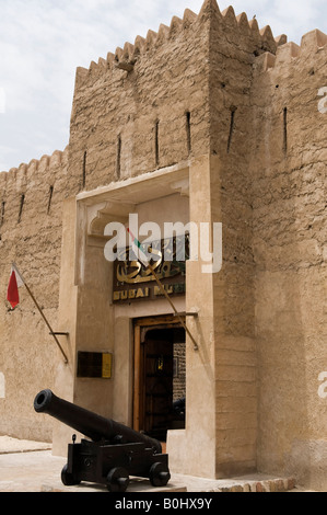 Dubaï, Émirats arabes unis (EAU). Dans la vieille ville, le Fort Al Fahidi (construit en 1787) abrite le musée de Dubaï Banque D'Images