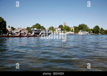 De l'aviron sur la Tamise à Londres, Hampton Banque D'Images