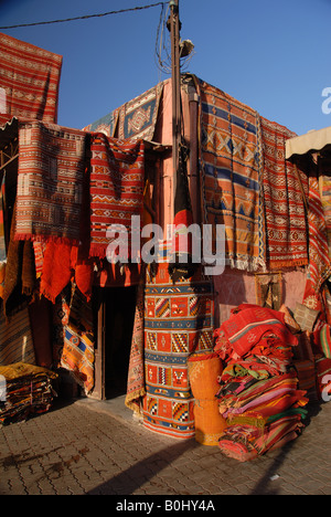 Vente de tapis dans les souks de Marrakech, Maroc Banque D'Images