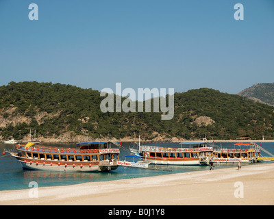 Plage d'Oludeniz la location ou la location de bateaux utilisés dans des excursions d'une journée dans les régions côtières du golfe de Fethiye, Turquie, Banque D'Images