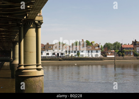 Vue de Kew à the Bulls Head Inn Strand sur le Livre vert et les pierres de Chiswick prend en charge du pont ferroviaire de Kew Banque D'Images