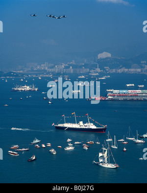 Royal Yacht Britannia dans le port de Victoria de Hong Kong, avec des hélicoptères de la RAF-passé, 1986 Banque D'Images