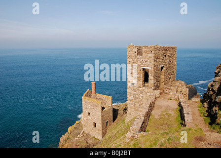 Botallack couronnes,l'ancien moteur fermé les maisons de la mine d'étain à botallack penwith dans Cornwall, Angleterre, Banque D'Images