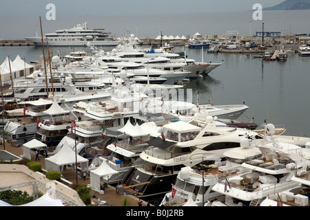 Par Paul Pic Pic Grover montre le Vieux Port de Cannes, sur la côte sud de la France Banque D'Images