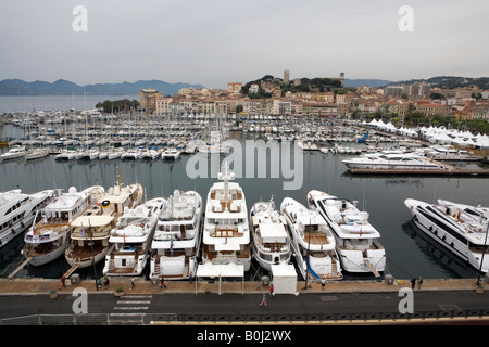 Par Paul Pic Pic Grover montre le Vieux Port de Cannes, sur la côte sud de la France Banque D'Images