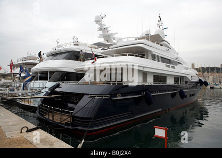 Par Paul Pic Pic Grover montre yachts amarrés dans le Vieux Port de Cannes, sur la côte sud de la France Banque D'Images