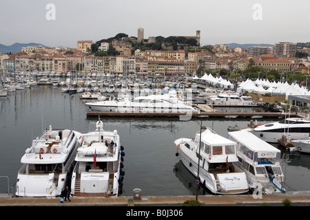 Par Paul Pic Pic Grover montre le Vieux Port de Cannes, sur la côte sud de la France Banque D'Images