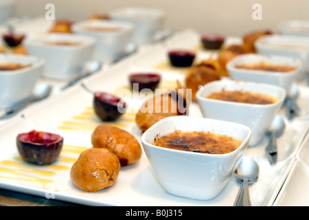 Desserts à une réception de mariage en attente de livraison des tables. Ils sont creme brulees avec coulis de fruits de la passion. Banque D'Images