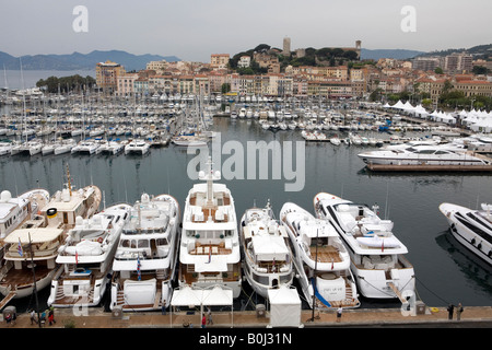 Par Paul Pic Pic Grover montre le Vieux Port de Cannes, sur la côte sud de la France Banque D'Images