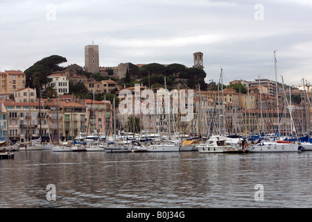 Par Paul Pic Pic Grover montre le Vieux Port de Cannes, sur la côte sud de la France Banque D'Images