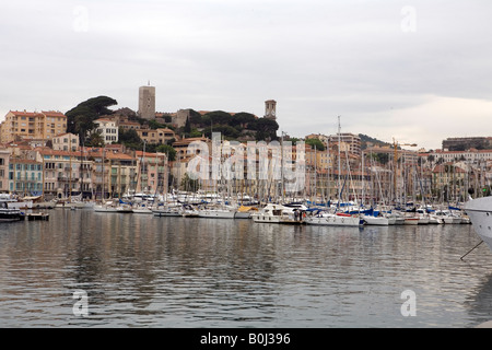 Par Paul Pic Pic Grover montre le Vieux Port de Cannes, sur la côte sud de la France Banque D'Images