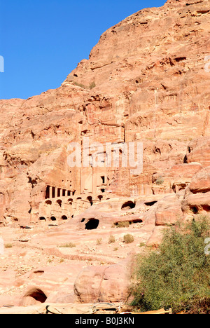 L'Urne tombe l'un des tombeaux royaux sculptés dans la face de Jabal Khubtha , de grès rouge et rose saumon à Petra, Jordanie Banque D'Images