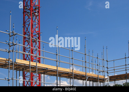 À l'échafaudage chantier contre le ciel bleu Banque D'Images