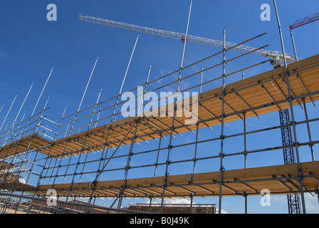 À l'échafaudage chantier contre le ciel bleu Banque D'Images