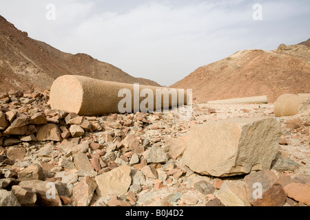 Colonne inachevée dans le site de la carrière à Mons Claudianus, Désert, Egypte Banque D'Images