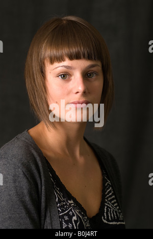 Jeune femme studio portrait, UK Banque D'Images