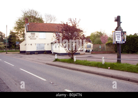 Le pub du village fermé dans Norfolk Banque D'Images