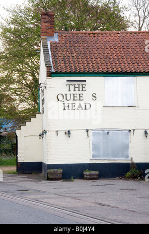 Le pub du village fermé dans Norfolk Banque D'Images