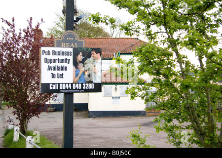 Le pub du village fermé dans Norfolk Banque D'Images