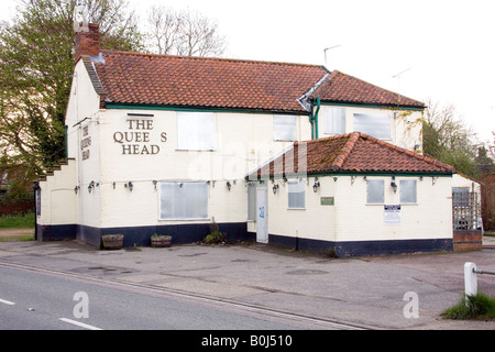 Le pub du village fermé dans Norfolk Banque D'Images