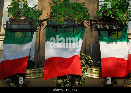 81. Alpini Rassemblement National. Bassano del Grappa, Italie, 9-10-11 mai 2008. Un balcovy décoré avec le drapeau tricolore italien Banque D'Images