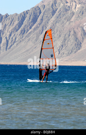 Windsurfer au resort de vacances avec les montagnes du Sinaï en Égypte Mer Rouge à distance Banque D'Images