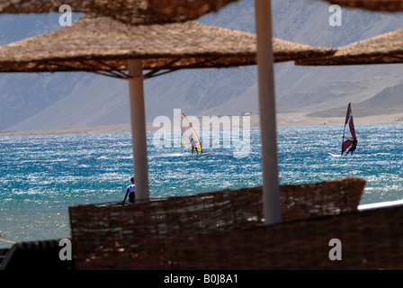 Des planches à la maison de Dahab resort avec les montagnes du Sinaï en Égypte Mer Rouge à distance Banque D'Images