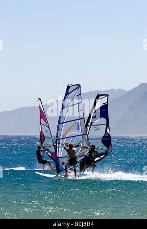 Des planches à la maison de Dahab resort avec les montagnes du Sinaï en Égypte Mer Rouge à distance Banque D'Images