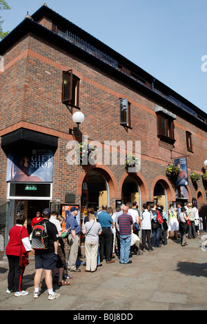 Les touristes faisant la queue pour entrer dans le centre Jorvik Viking Centre commercial coppergate signe York North Yorkshire england uk Banque D'Images