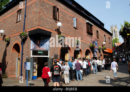 Les touristes faisant la queue pour entrer dans le centre Jorvik Viking Centre commercial coppergate signe York North Yorkshire england uk Banque D'Images