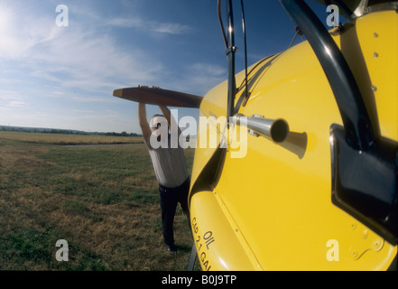 À partir de la main un vieux biplan formateur britannique de Havilland DH-82C Tiger Moth Banque D'Images