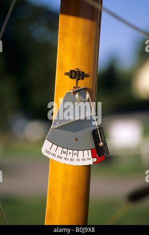 L'indicateur de vitesse de l'air vieilli sur màt des vieux biplan formateur britannique De Havilland Tiger Moth DH 82c Banque D'Images