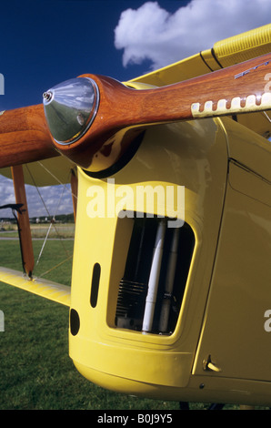 Hélice en bois et capot moteur de vieux biplan formateur britannique de Havilland DH-82C Tiger Moth Banque D'Images