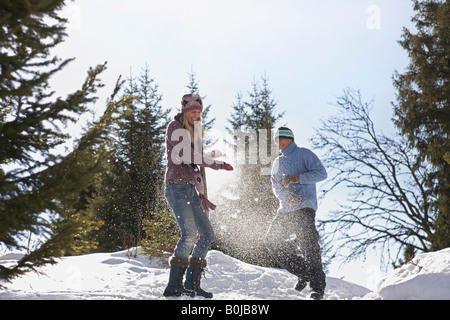 Couple jouent dans la neige sur la colline Banque D'Images