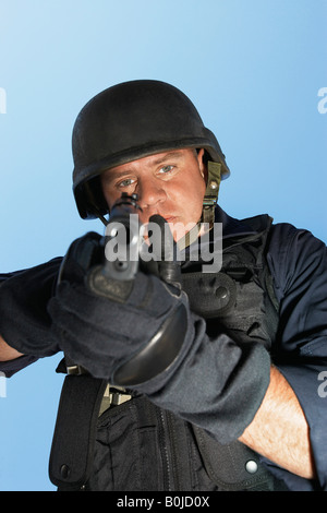 Portrait d'officier Swat visant gun Banque D'Images