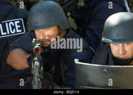 Les agents du Swat avec arme et bouclier Banque D'Images