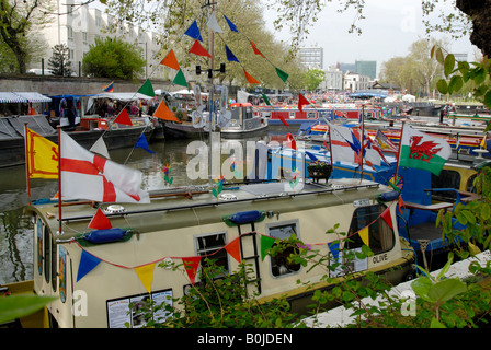 Courte 15-04 pavoisées en anglais, gallois et écossais Drapeaux et fanions à Canalway Cavalcade, Petite Venise, Londres Banque D'Images